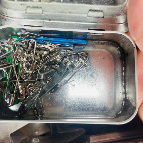 Random box sewing notions needles, looms, buttons, thread ,sewing machine parts - Picture 6 of 11